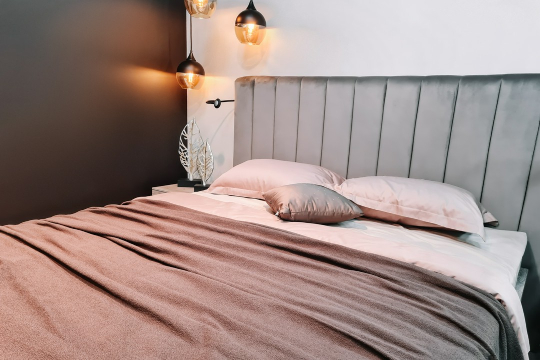 tapicerowane łóżko w sypialni