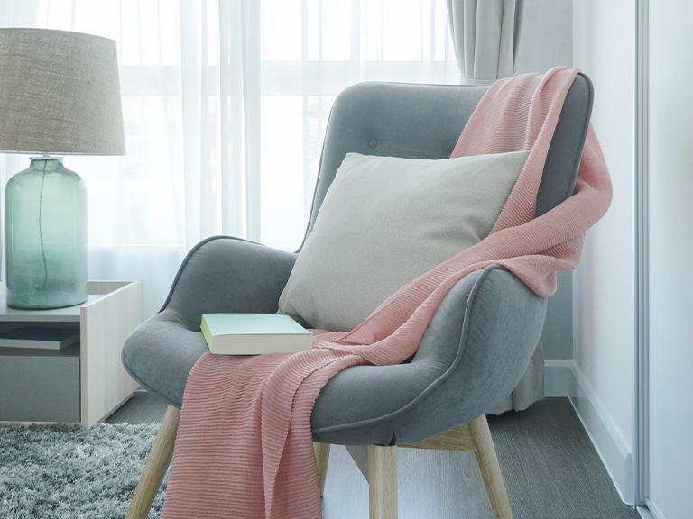 Szare krzesło z poduszką
