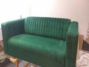 Wygodna kanapa z obiciem tapicerskim w kolorze zielonym
