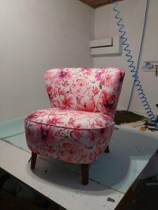 Drewniane krzesło bez podłokietników z obiciem tapicerskim z wzorem kwiatowym